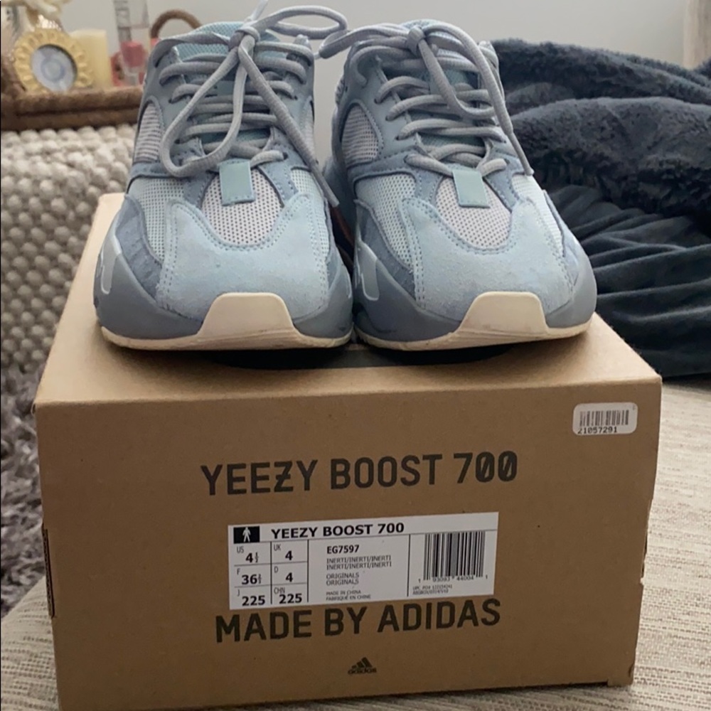 Yeezy 700 inertia size 4.5